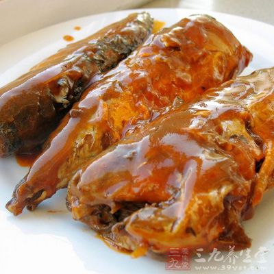 材料：鲅鱼3条，西红柿3个，肥肉，葱，姜，酱油，盐