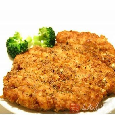 瘦肉切片，用擀面杖敲几下让肉更好嚼一些