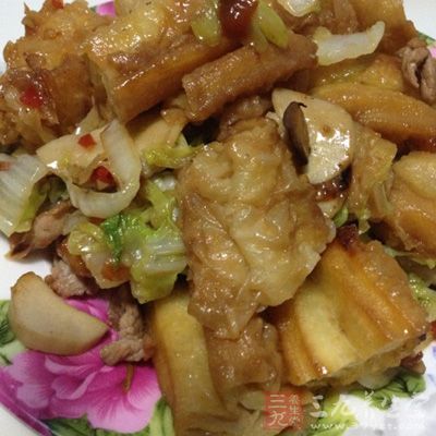 爆鍋后，炒洋蔥，然后加油麥菜、蒜末、鹽、生抽