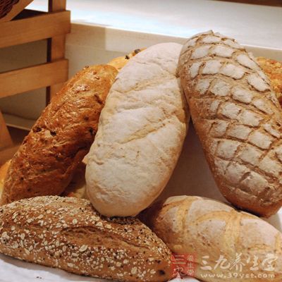 全麦面包是指，用没有去掉外面麸皮和麦胚的全麦面粉制作的面包