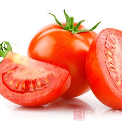 番茄中含有果酸，能降低胆固醇的含量