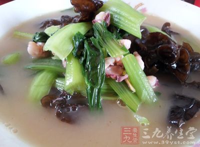 木耳鱿鱼汤有益气、清热利水、健脾和胃的功效