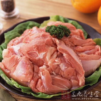 鸡胸肉1斤，核桃肉2两，西兰花1棵，蛋清半只，酱油1/2大匙，味精2克，酒、盐、胡椒粉、淀粉水少许