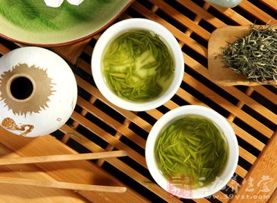 绿茶是指未经发酵的茶树新叶、新芽，经烘干等工艺制成