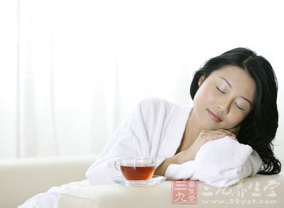 潮热汗出是更年期特征性症状,现代医学认为是