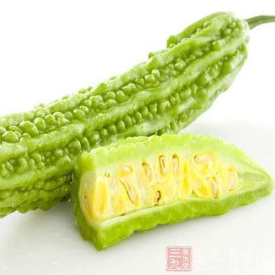 多吃些降火的食物，比如苦菜、苦瓜、苦菊等