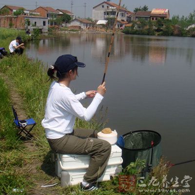 初秋時(shí)節(jié)，由于氣溫、水溫高，水生動(dòng)植物繁殖快