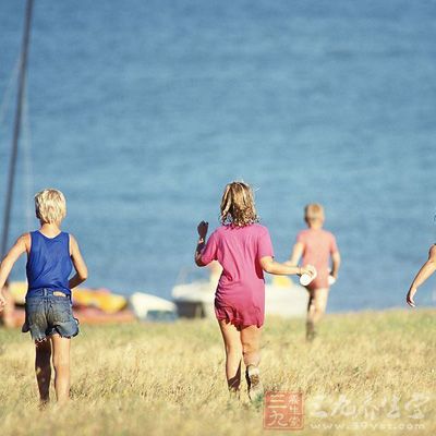 现在孩子缺乏的是阳光和空气