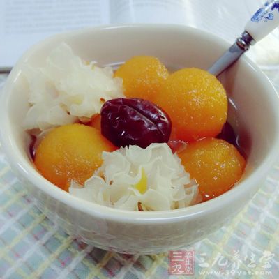 把泡好的银耳下锅，煮开后下红枣