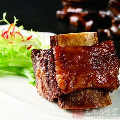 中火燉煮，為防止調(diào)料糊鍋，要時(shí)不時(shí)翻動(dòng)一下