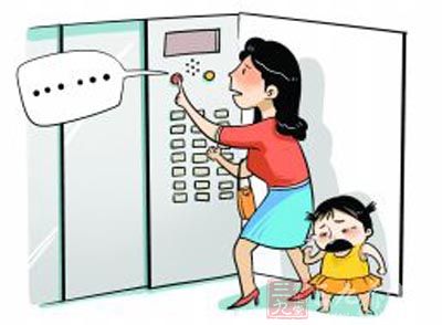 母亲带1岁女儿被困电梯1小时 孩子衣服能挤出