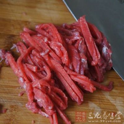 將牛肉自橫斷面切成絲，將淀粉、醬油、料酒調(diào)汁浸漬牛肉絲