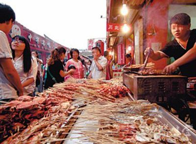 记者调查街头摊贩的食品安全