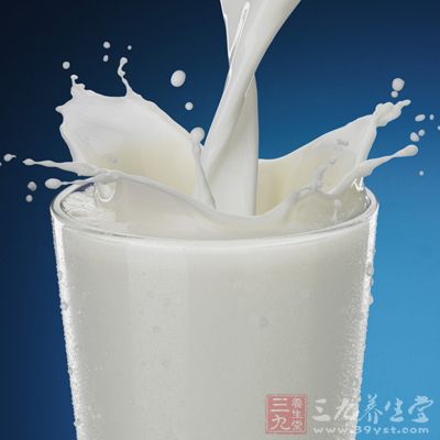 方中以羊乳为主，补虚劳，益精血