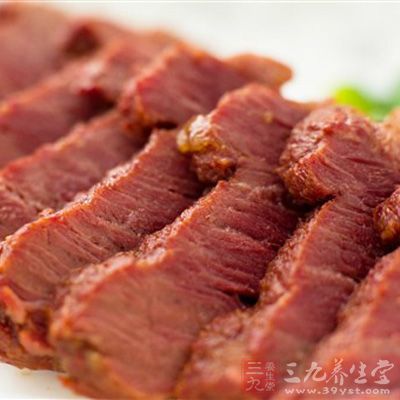 晾凉的牛肉表面，可刷一层香油