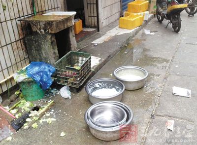 盒饭村黑作坊依然存在 外卖你还敢吃吗