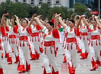 穿心村广场舞_2014广场舞最炫民族风及荷塘月