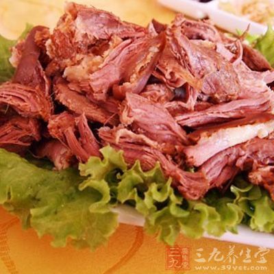 出锅后，把准备好的驴肉粒和青椒、尖椒拌匀，夹入火烧中即可