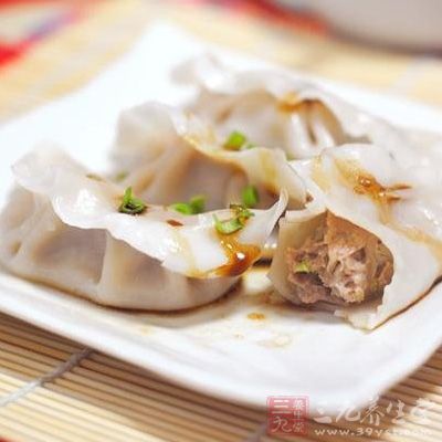 與肉餡拌勻，如果感覺水分太大，繼續(xù)放入冰箱冷藏一會(huì)再用