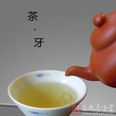 每次饭后用茶水漱口，让茶水在口腔内冲刷牙齿及舌两侧