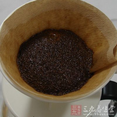 用合适的水温的水先把咖啡粉殷湿，稍后加水，直到完好的一杯咖啡