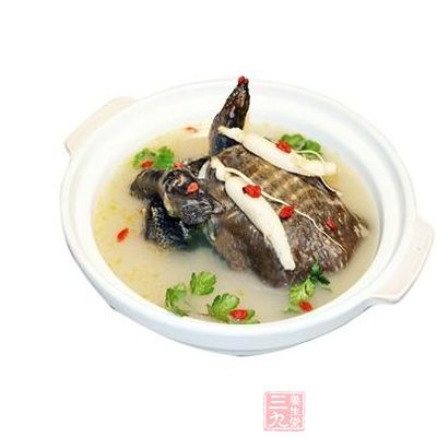 将甲鱼去头和内脏，斩成四大块，洗净后备用