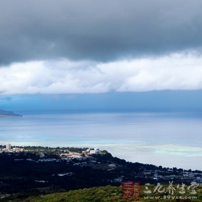 草原相接的祁连山依旧银装素裹