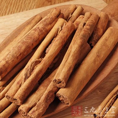 對(duì)溫刺引起發(fā)熱的家兔，桂皮醛及肉桂酸鈉都有解熱作用