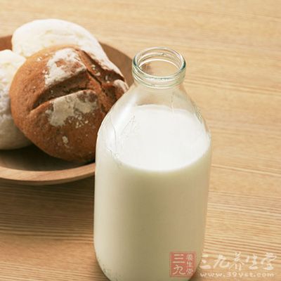 佳早餐搭配：全麦面包+牛奶