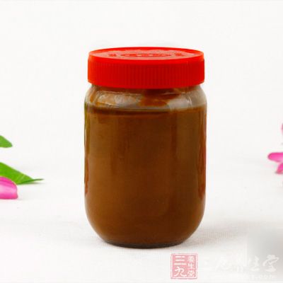 材料：芝麻酱2茶匙(10g)，豆腐乳汁2茶匙(10ml)，甜面酱1茶匙(5g)等