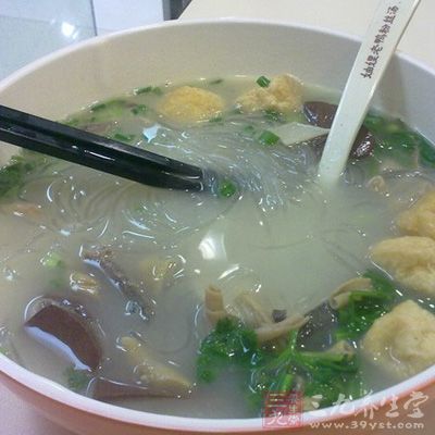 粉丝浸泡洗净，油豆腐洗净，鸭胗切片，鸭肠切断