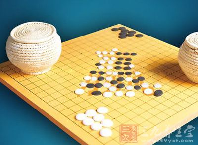 围棋是一种由两个人进行对抗的竟技游戏