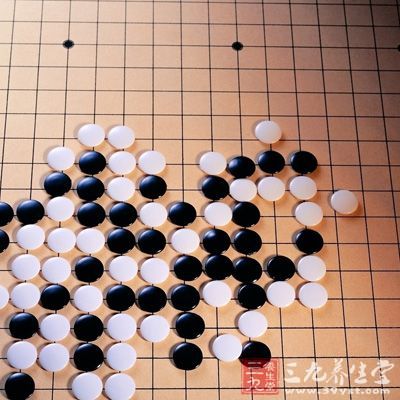 棋子下在棋盘上的交叉点上