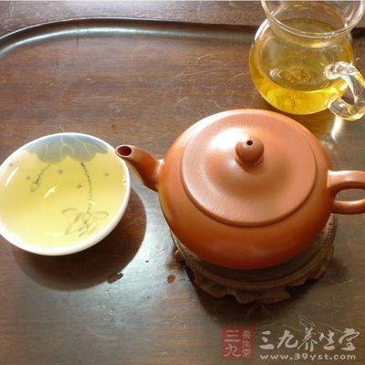 普洱生茶闻起来是茶叶本身的清香味