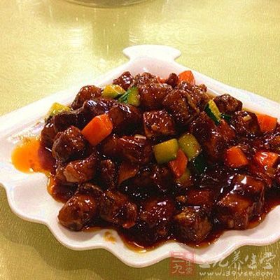 牛肉洗净后切成2-3厘米见方的小块，加入清水没过牛肉表面，浸泡45分钟