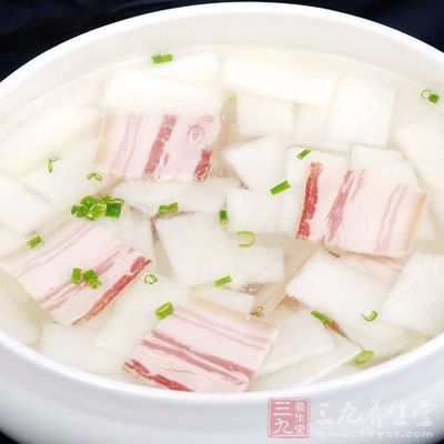 冬瓜去皮去籽切块，咸肉切片