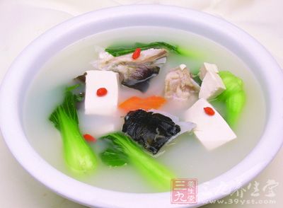 嫩豆腐在盒內(nèi)劃成小塊，魚(yú)頭洗凈斬半，生姜切片，香菜、大蒜切碎，蔥切段