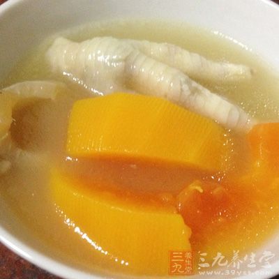 银耳，枹杞先泡水;鸡爪一只剁成三段，木瓜，鸡爪银耳一起下锅加清水