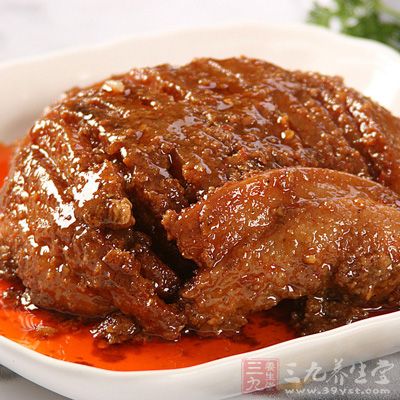 蒸肉时在蒸锅上扣一个空碗可使水份蒸发得慢，肉熟的快