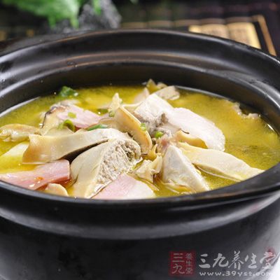 河蚌滚豆腐汤色浓白似乳，味道鲜美无比