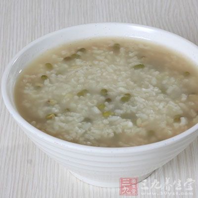 绿豆粥是夏天解暑好的食物