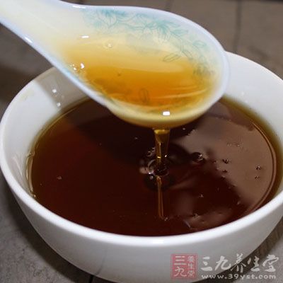 其中摻菜籽油呈深黃色，摻棉籽油呈黑紅色，摻入其他植物油