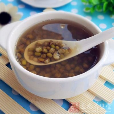 绿豆是豆类食物中的一种，而豆类食物“臭名昭著”的一点就是难以被肠胃消化