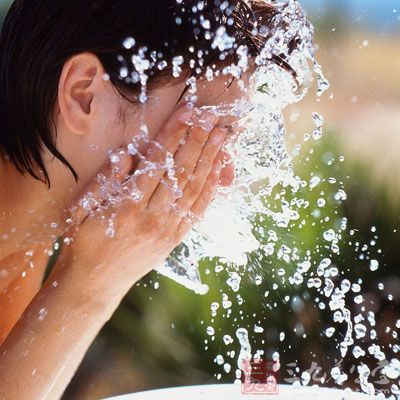 什么洗面奶好用 洗面奶一天用几次最好