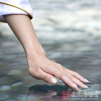每次泡温泉好不超过20分钟,一天2~4次即可 每次泡温泉好不超过20分钟,一天2~4次即可