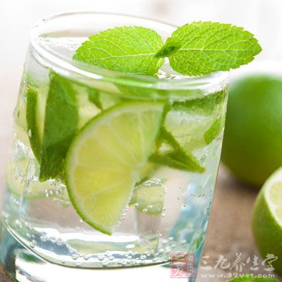 水还可以帮助搬运体内的垃圾,其重要性不言而喻。每人每天应保证6~8杯水。对大部分健康人来说,判断你喝水够不够的标准之一就是:如果你每天小便的次数不足10次 水还可以帮助搬运体内的垃圾,其重要性不言而喻。每人每天应保证6~8杯水。对大部分健康人来说,判断你喝水够不够的标准之一就是:如果你每天小便的次数不足10次