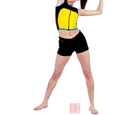 做水平仰卧起坐练习,将头部向下倾斜17度左右 做水平仰卧起坐练习,将头部向下倾斜17度左右