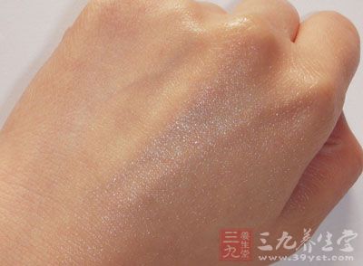 含有肌肤所需的维他命、透明质酸、胶原蛋白和矿物质