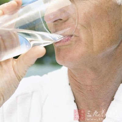 大便前饮水500毫升，并散步10-15分钟