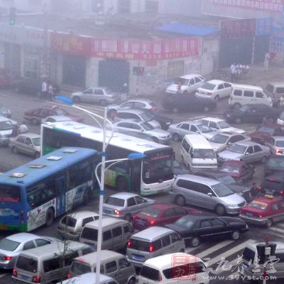 更容易患心脏病。而汽车笛声、狗吠等让人感觉到无法控制的声响对人体的危害更大